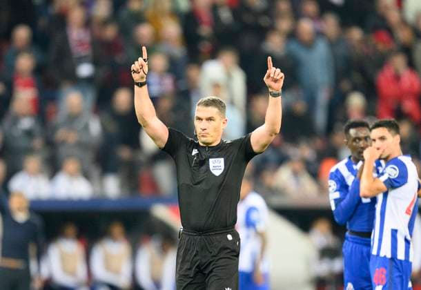 Referee Istvan KOVACS ROU makes the sign for VAR, gesture, gesture, Football Champions League, Preliminary Round Matchday 4, Bayer 04 Leverkusen LEV FC Porto 0 3, on 12 10 2022 in Leverkusen Germany Â