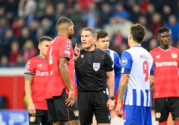 Referee Istvan KOVACS ROU admonishes Jonathan TAH l LEV and Matheus URIBE r Porto , gestures, football Champions League, preliminary round 4 matchday, Bayer 04 Leverkusen LEV FC Porto 0 3, on 12 10 2022 in Leverkusen Germany Â