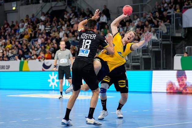 Sport Themen der Woche KW41 v.li.: Julian Köster (DHB, 18), Felix Claar (SWE, 19), Tim Zechel (DHB, 96), Zweikampf, Spielszene, Duell, duel, tackle, tackling, Dynamik, Action, Aktion, 13.10.2022, Mannheim (Deutschland), Handball, EHF Euro Cup, Deutschland - Schweden *** f le Julian Köster DHB, 18 , Felix Claar SWE, 19 , Tim Zechel DHB, 96 , duel, duel, tackle, tackling, dynamic, action, action, 13 10 2022, Mannheim Germany , Handball, EHF Euro Cup, Germany Sweden xozx