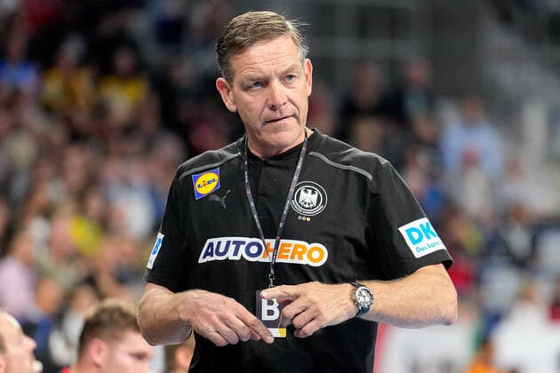 Alfred Gislason coach, national coach, DHB , gives instructions, gestures, gesturing with arms, single picture, single photo, action, action, 13 10 2022, Mannheim Germany , Handball, EHF Euro Cup, Germany Sweden xozx