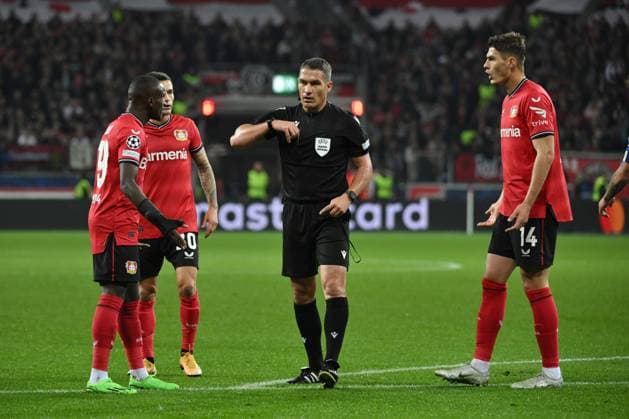 v re , Patrik Schick Bayer 04 Leverkusen , referee Istvan Kovacs, Charles Aranguiz Bayer 04 Leverkusen , Moussa Diaby Bayer 04 Leverkusen 12 10 2022, Football Champions League, season 2022 2023, preliminary round, matchday 4, Bayer 04 Leverkusen FC Porto 0 3 Leverkusen BayArena Nordrhein Westfalen Germany Team2