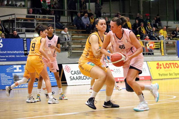 14 10 2022, xssnsmx, Basketball DBBL, inexio Royals Saarlouis Eisvögel USC Freiburg emspor, v l Myriam Estella Lara Ackerman Inexio Royals Saarlouis , Mirna Paunovic Eisvoegel USC Freiburg DFL DFB REGULATIONS PROHIBIT ANY USE OF PHOTOGRAPHS as IMAGE SEQUENCES and or QUASI VIDEO Saarlouis