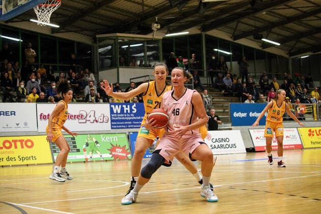 14 10 2022, xssnsmx, Basketball DBBL, inexio Royals Saarlouis Eisvögel USC Freiburg emspor, v l Lilli Froelich Inexio Royals Saarlouis , Mirna Paunovic Eisvoegel USC Freiburg DFL DFB REGULATIONS PROHIBIT ANY USE OF PHOTOGRAPHS as IMAGE SEQUENCES and or QUASI VIDEO Saarlouis