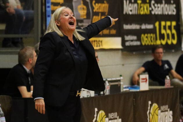 14 10 2022, xssnsmx, Basketball DBBL, inexio Royals Saarlouis Eisvögel USC Freiburg emspor, v l Headcoach Isabel Fernandez Inexio Royals Saarlouis gives instructions, gestures, gesticulate with arms gives instructions, gesticulate DFL DFB REGULATIONS PROHIBIT ANY USE OF PHOTOGRAPHS AS IMAGE SEQUENCES AND OR QUASI VIDEO Saarlouis