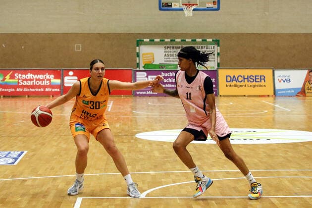 14 10 2022, xssnsmx, Basketball DBBL, inexio Royals Saarlouis Eisvögel USC Freiburg emspor, v l Isabelle Nicola Spingola Inexio Royals Saarlouis , Hanna Little Eisvoegel USC Freiburg DFL DFB REGULATIONS PROHIBIT ANY USE OF PHOTOGRAPHS as IMAGE SEQUENCES and or QUASI VIDEO Saarlouis