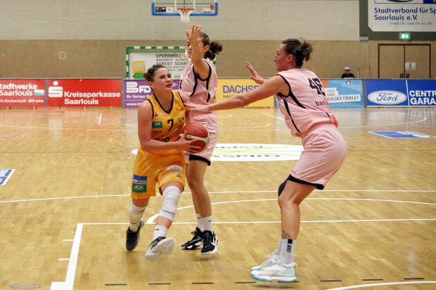 14 10 2022, xssnsmx, Basketball DBBL, inexio Royals Saarlouis Eisvögel USC Freiburg emspor, v l Monika Naczk Inexio Royals Saarlouis , Mirna Paunovic Eisvoegel USC Freiburg DFL DFB REGULATIONS PROHIBIT ANY USE OF PHOTOGRAPHS as IMAGE SEQUENCES and or QUASI VIDEO Saarlouis