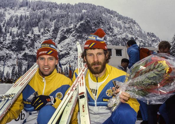 OBERSTDORF 1987-02-21 De svenska medaljörerna pa 50 km längdskidakning fristil fr. v: bronsmedajören Torgny Mogren och silvermedaljören Thomas Wassberg strax efter blomsterceremonin vid VM i längdskidakning i Oberstdorf, Västtyskland, 21:e februari 1987. Wassberg tog medalj pa samtliga sträckor, guld i pa 30 km klassiskt och i herrstafetten samt silver pa 15 km klassiskt och 50 km fri stil. Oberstdorf Tyskland x1001x *** OBERSTDORF 1987 02 21 The Swedish medalists in the 50 km cross-country freestyle fr v bronze medalist Torgny Mogren and silver medalist Thomas Wassberg shortly after the flower ceremony at the WC in cross-country skiing in Oberstdorf, West Germany, 21 February 1987 Wassberg took medals in all distances, gold in the 30 km classic and in the mens relay as well as silver in 15 km classic and 50 km freestyle Oberstdorf Germany x1001x  Copyright: xJanxCollsiöö TTx SKID-VM 1987 MOGREN WASSBERG
