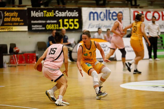 14 10 2022, basketball, women, 1 Bundesliga, season 2022 2023, inexio Royals Saarlouis Eisvögel USC Freiburg, Jessica Loera USC Freiburg Monika Naczk Rosa Royals Saarlouis Saarlouis Stadtgartenhalle Saarland Germany EN