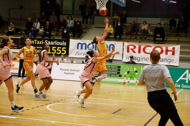 14 10 2022, basketball, women, 1 Bundesliga, season 2022 2023, inexio Royals Saarlouis Eisvögel USC Freiburg, Jessica Loera USC Freiburg Monika Naczk Rosa Royals Saarlouis Saarlouis Stadtgartenhalle Saarland Germany EN