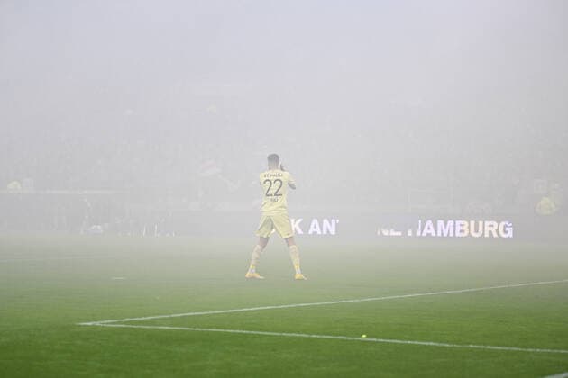 Fußball I Herren I 2022-23 I 2. Bundesliga I 12. Spieltag I FC St. Pauli - Hamburger SV I 14.10.2022 Nikola Vasilj (22, FC St. Pauli) im Nebel, Rauch Fog, Smoke, Pyro Hamburg Millerntor Stadion Hamburg Deutschland *** Soccer I Men I 2022 23 I 2 Bundesliga I 12 Matchday I FC St Pauli Hamburger SV I 14 10 2022 Nikola Vasilj 22, FC St Pauli in the fog, smoke fog, smoke, pyro Hamburg Millerntor Stadium Hamburg Germany Copyright: xLobeca AndreasxHannigx