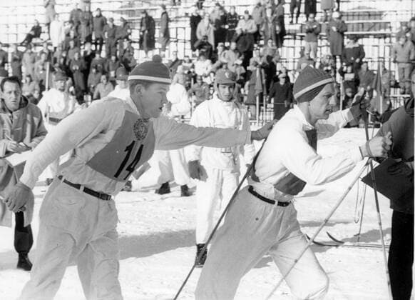 Cortina d Ampezzo 1956-02-05 Lennart Lill-Järven Larsson skickar iväg Gunnar Samuelsson ut pa andra sträckan i herrstafetten under Olympiska vinterspelen 1956 Cortina d Ampezzo Italien x20360x *** Cortina d Ampezzo 1956 02 05 Lennart Lill Järven Larsson sends Gunnar Samuelsson off on the second leg of the mens relay during the Olympic Winter Games 1956 Cortina d Ampezzo Italy x20360x  Copyright: xSvensktxPressfoto TTx OS CORTINA 1956 LÄNGD