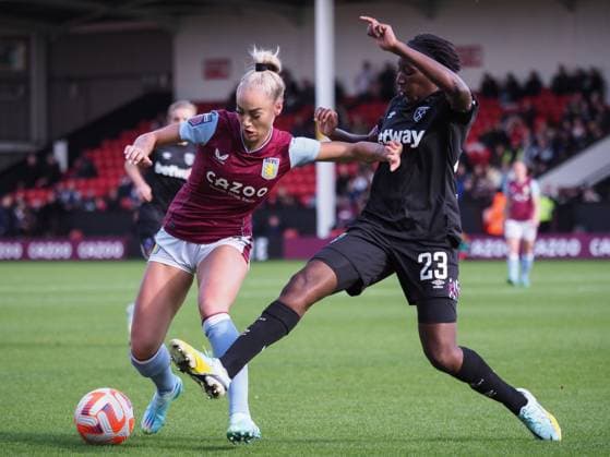 Walsall, England, October 15th 2022: Hawa Cissoko (23 West Ham) tackles Alisha Lehmann (7 Aston Villa) during the Barclays FA Womens Super League match between Aston Villa and West Ham at Bescot Stadium in Walsall, England (Natalie Mincher SPP) Copyright: xNataliexMincher SPPx spp-en-NaMi-IMG_0486