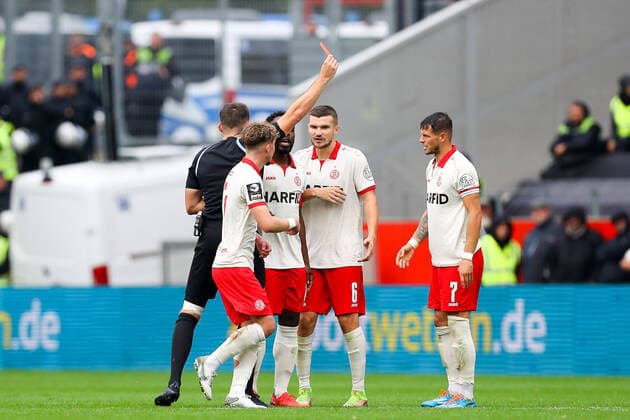Sport Themen der Woche KW41 Essen, 15.10.2022, Stadion an der Hafenstraße, Fußball, Männer, Saison 2022 2023, 3. Liga, 12. Spieltag , Rot-Weiss Essen - SG Dynamo Dresden , Im Bild: Schiedsrichter Tom Bauer (Mainz) zeigt Andreas Wiegel (7, Essen) die Rote Karte , *** Essen, 15 10 2022, Stadion an der Hafenstraße, soccer, men, season 2022 2023, 3 Liga, 12 matchday , Rot Weiss Essen SG Dynamo Dresden , In the picture referee Tom Bauer Mainz shows Andreas Wiegel 7, Essen the red card ,