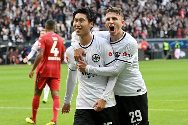 Sport Themen der Woche KW41 Sport Bilder des Tages Frankfurt, Deutsche Bank Park, 15.10.22, GER, Herren, 1.Bundesliga, Saison 2022-2023, Eintracht Frankfurt - Bayer 04 Leverkusen Bild: Daichi Kamada (Frankfurt) jubelt nach seinem Tor zum 1:0 mit Jesper Lindstroem (Frankfurt) Nur fuer journalistische Zwecke! Only for editorial use! Gemaess den Vorgaben der DFL Deutsche Fußball Liga ist es untersagt, in dem Stadion und oder vom Spiel angefertigte Fotoaufnahmen in Form von Sequenzbildern und oder videoaehnlichen Fotostrecken zu verwerten bzw. verwerten zu lassen. DFL regulations prohibit any use of photographs as image sequences and or quasi-video. Hessen Deutschland *** Frankfurt, Deutsche Bank Park, 15 10 22, GER, Men, 1 Bundesliga, Season 2022 2023, Eintracht Frankfurt Bayer 04 Leverkusen Picture Daichi Kamada Frankfurt cheers after his goal for 1 0 with Jesper Lindstroem Frankfurt Only for journalistic use Only for editorial use According to the DFL Deutsche Fußball Liga regulations it is prohibited, DFL regulations prohibit any use of photographs as image sequences and or quasi video Hesse Germany