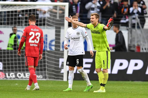 Sport Themen der Woche KW41 Sport Bilder des Tages Fußball 1. Bundesliga 10. Spieltag Eintracht Frankfurt - Bayer 04 Leverkusen am 15.10.2022 im Deutsche Bank Park in Frankfurt Lukas Hradecky ( Leverkusen ) schreit seine Spieler an, damit diese mit vor den eigenen Fanblock gehen DFL regulations prohibit any use of photographs as image sequences and or quasi-video. *** Soccer 1 Bundesliga 10 Matchday Eintracht Frankfurt Bayer 04 Leverkusen on 15 10 2022 at Deutsche Bank Park in Frankfurt Lukas Hradecky Leverkusen yells at his players to go with in front of their own fan block DFL regulations prohibit any use of photographs as image sequences and or quasi video xJKx
