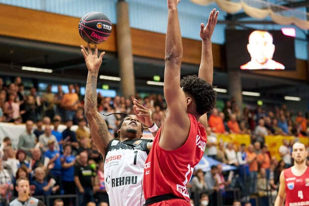 Sport Themen der Woche KW41 Ahmed Hill (Bayreuth, 1), Kostja Mushidi (MBC, 11), Syntainics MBC vs. Medi Bayreuth, Basketball, Maenner, 2022 2023, Pokal Achtelfinale, 15.10.2022, Syntainics MBC vs. Medi Bayreuth, Basketball, Maenner, 2022 2023, Pokal Achtelfinale, 15.10.2022, Weissenfels *** Ahmed Hill Bayreuth, 1 , Kostja Mushidi MBC, 11 , Syntainics MBC vs Medi Bayreuth, basketball, men, 2022 2023, cup round of 16, 15 10 2022, Syntainics MBC vs Medi Bayreuth, basketball, men, 2022 2023, cup round of 16, 15 10 2022, Weissenfels Copyright: xEibner-Pressefoto EckehardxSchulzx ep_eer