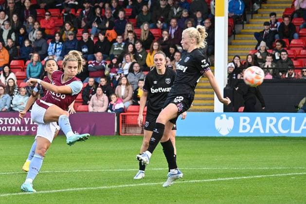 Rachel Daly of Aston Villa takes shot on goal During the Women s Super League game between Aston Villa vs West Ham, October 15th 2022 (Karl W Newton SPP) Copyright: xKarlxWxNewton SPPx spp-en-KaWNe-SPP_WSL_Aston Villa v West Ham_KN_151022_0370