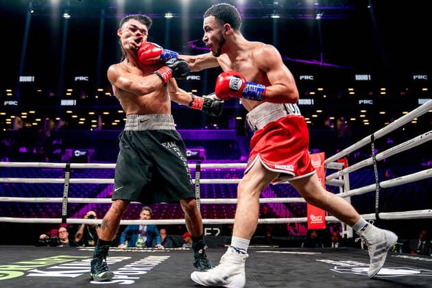 Bilder des Jahres, Sport 10 Oktober Sport Themen der Woche KW41 Sport Bilder des Tages October 15, 2022, Brooklyn, New York, USA: MIGUEL ROMAN (red trunks) and JOSE NEGRETE battle in a super bantamweight bout at the Barclays Center in Brooklyn, New York. Brooklyn USA - ZUMAp109 20221015_zaf_p109_001 Copyright: xJoelxPlummerx