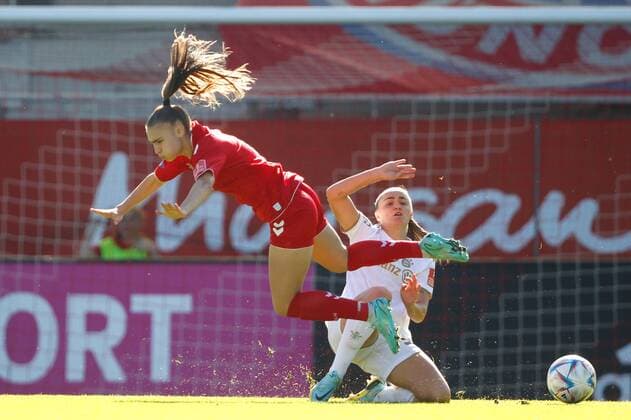 Koelns 11 BIENZ in duel with Bayerns 31 Georgia STANWAY womens soccer, FC Bayern Koeln, on 16 10 2022 womens soccer Bundesliga, FC Bayern Munich 1 FC Köln, 2022 2023 season, in Munich, F C B A Y E R N C A M P U S, Germany source copyright credit Oryk HAIST xFRAUENFUSSBALL-MUENCHEN-KOELNx