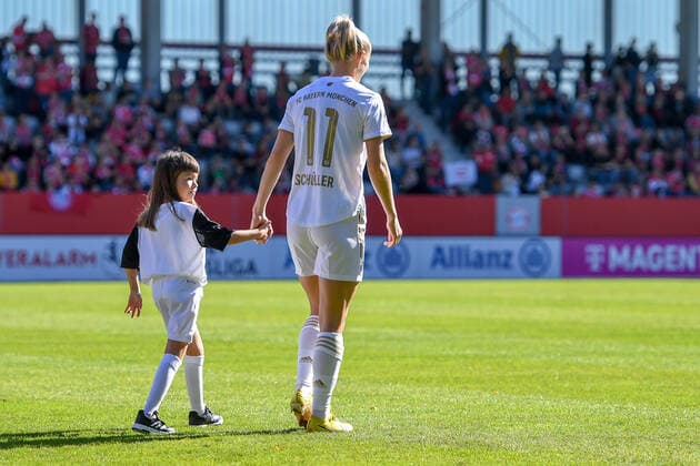 Lea Schüller FC Bayern Munich, FCB, 11 runs in with her run-in child all alone behind the teams, 16 10 2022, Munich Germany , Football, Flyeralarm Womens Bundesliga, FC Bayern Munich 1 FC Cologne, DFB DFL REGULATES PROHIBIT ANY USE OF PHOTOGRAPHS AS IMAGE SEQUENCES AND OR QUASI VIDEO xslx
