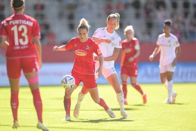 Soccer, Womens Bundesliga, 20221016, FC Bayern Munich 1 FC Cologne In the picture Jana BEUSCHLEIN 1 FC Cologne, 23 and Maximiliane RALL FC Bayern Munich, 8 duel ball Munich FC Bayern Campus Bayern Germany Copyright: Passion2Press MarkusxFischerx