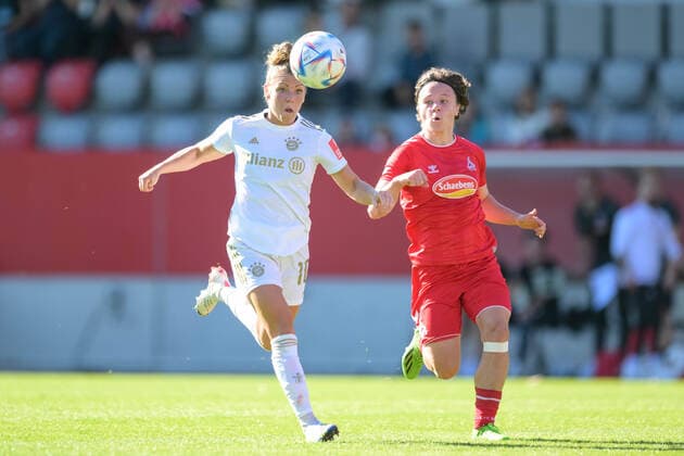 Soccer, Womens Bundesliga, 20221016, FC Bayern Munich 1 FC Cologne In the picture Linda DALLMANN FC Bayern Munich, 10 and Ally GUDORF 1 FC Cologne, 12 duel ball Munich FC Bayern Campus Bayern Germany Copyright: Passion2Press MarkusxFischerx