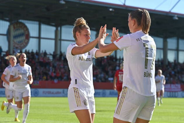 Goal celebration Linda DALLMANN FCB after goal to 1 0 with Lea SCHUELLER FCB , Jubel,Freude,Begeisterung, action, football Flyeralarm Bundesliga of the women season 2022 2023, 4 Spieltag, Spieltag04, FC Bayern Muenchen 1 FC Koeln on 16 10 2022, FC Bayern Campus