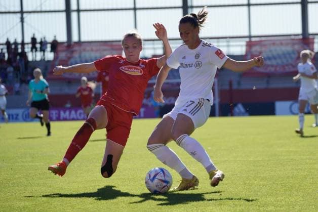 Flyeralarm Frauenbundesliga - FC Bayern Munich v 1. FC Koeln Klara B?hl ( 17 Bayern ), Sharon Beck ( 10 Koeln ) during the Flyeralarm Frauenbundesliga game between FC Bayern Munich and 1. FC Koeln at FC BAYERN CAMPUS in Munich, GERMANY. Julia Kneissl SPP Copyright: xJuliaxKneissl SPPx julia_christin_kneissl_sports_press_photo_173761
