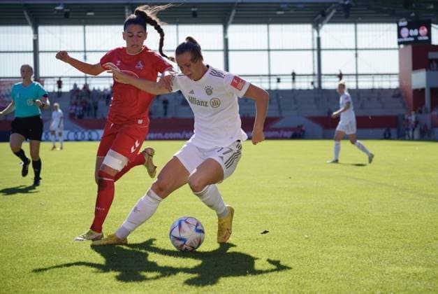 Flyeralarm Frauenbundesliga - FC Bayern Munich v 1. FC Koeln Klara B?hl ( 17 Bayern ) during the Flyeralarm Frauenbundesliga game between FC Bayern Munich and 1. FC Koeln at FC BAYERN CAMPUS in Munich, GERMANY. Julia Kneissl SPP Copyright: xJuliaxKneissl SPPx julia_christin_kneissl_sports_press_photo_173753