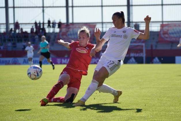 Flyeralarm Frauenbundesliga - FC Bayern Munich v 1. FC Koeln Klara B?hl ( 17 Bayern ), Sharon Beck ( 10 Koeln ) during the Flyeralarm Frauenbundesliga game between FC Bayern Munich and 1. FC Koeln at FC BAYERN CAMPUS in Munich, GERMANY. Julia Kneissl SPP Copyright: xJuliaxKneissl SPPx julia_christin_kneissl_sports_press_photo_173758
