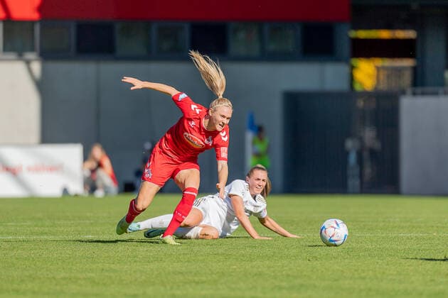 Sarah Puntigam 1 FC Koeln, 17 vs Georgia Stanway FC Bayern Muenchen Frauen, 31 FC Bayern Muenchen Frauen vs 1 FC Koeln, Football, Womens Bundesliga, Matchday 4, Season 2022 2023, 16 10 2022 DFL DFB REGULATES PROHIBIT ANY USE OF PHOTOGRAPHS as IMAGE SEQUENCES and or QUASI VIDEO FC Bayern Muenchen Frauen vs 1 FC Koeln, Football, Womens Bundesliga, Matchday 4, Season 2022 2023, 16 10 2022 Muenchen Copyright: xEibner-Pressefoto HeikexFeinerx EP_HFR