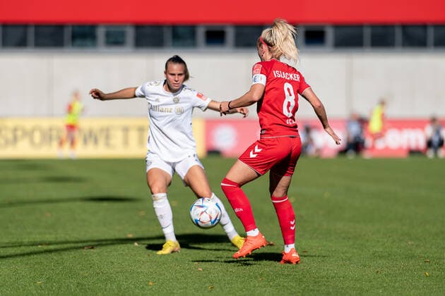 Klara Buehl FC Bayern Muenchen Frauen, 17 vs Mandy Islacker 1 FC Koeln, 8 FC Bayern Muenchen Frauen vs 1 FC Koeln, Football, Frauen Bundesliga, 4 Spieltag, Saison 2022 2023, 16 10 2022 DFL DFB REGULATES PROHIBIT ANY USE OF PHOTOGRAPHS as IMAGE SEQUENCES and or QUASI VIDEO FC Bayern Muenchen Women vs 1 FC Koeln, Football, Womens Bundesliga, 4 Matchday, Season 2022 2023, 16 10 2022 Muenchen Copyright: xEibner-Pressefoto HeikexFeinerx EP_HFR