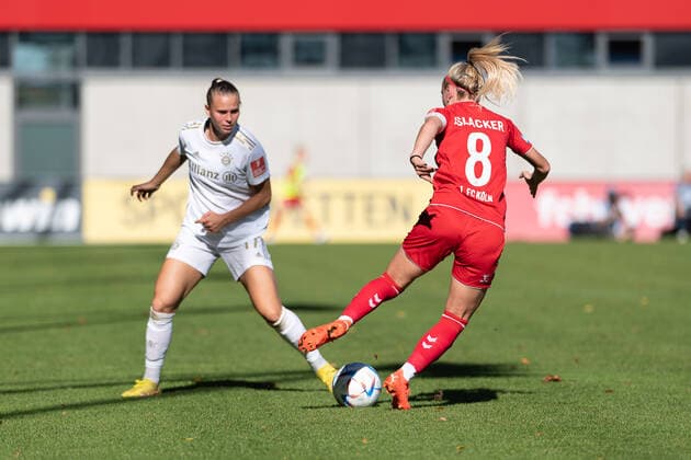 Klara Buehl FC Bayern Muenchen Frauen, 17 vs Mandy Islacker 1 FC Koeln, 8 FC Bayern Muenchen Frauen vs 1 FC Koeln, Football, Frauen Bundesliga, 4 Spieltag, Saison 2022 2023, 16 10 2022 DFL DFB REGULATES PROHIBIT ANY USE OF PHOTOGRAPHS as IMAGE SEQUENCES and or QUASI VIDEO FC Bayern Muenchen Women vs 1 FC Koeln, Football, Womens Bundesliga, 4 Matchday, Season 2022 2023, 16 10 2022 Muenchen Copyright: xEibner-Pressefoto HeikexFeinerx EP_HFR