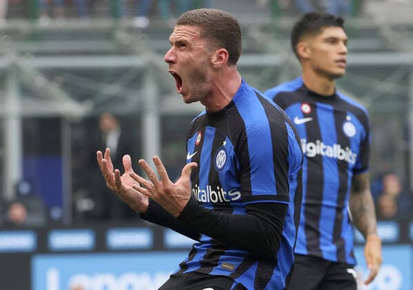 Bilder des Jahres, Sport 10 Oktober Sport Themen der Woche KW41 Fußball, Inter Mailand - US Salernitana October 16, 2022, MILAN, ITALY: Inter Milan™s Robin Gosens reacts during the Italian serie A soccer match between FC Inter and Salernitana Giuseppe Meazza stadium in Milan, 16 October 2022..ANSA MATTEO BAZZI MILAN ITALY - ZUMAa110 20221016_zaf_a110_016 Copyright: xMatteoxBazzix