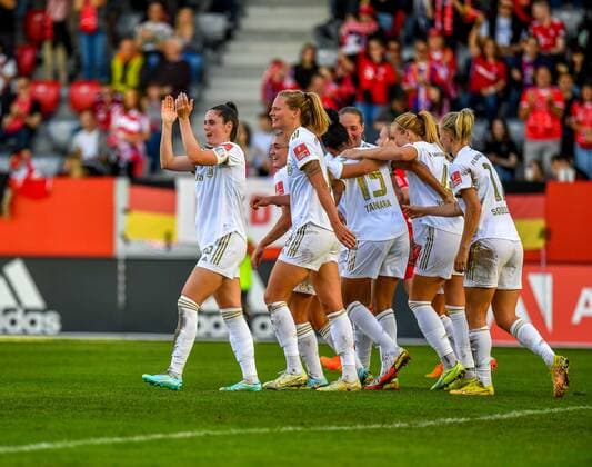 Sarah Zadrazil 25 FC Bayern Munich , Maximiliane Rall 8 FC Bayern Munich , Tainara 13 FC Bayern , Glodis Perla Viggosdottir 4 FC Bayern Munich Lea Schüller 11 FC Bayern Munich cheer for the goal to make it 3 0 during the Flyeralarm womens Bundesliga match FC Bayern Munich 1 FC Köln n on 16 10 2022 Munich Bayern Campus Bayern Germany