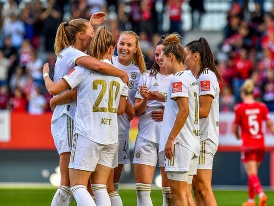 Maximiliane Rall 8 FC Bayern Munich , Glodis Perla Viggosdottir 14 FC Bayern Munich ,Sarah Zadrazil 25 FC Bayern Munich Franziska Kett 20 FC Bayern , Jovana Damnjanovic 9 FC Bayern Munich and Lina Magull 16 FC Bayern Munich cheer for the goal to 4 0 during the Flyeralarm womens Bundesliga match FC Bayern Munich 1 FC Köln n on 16 10 2022 Munich Bayern Campus Bayern Germany