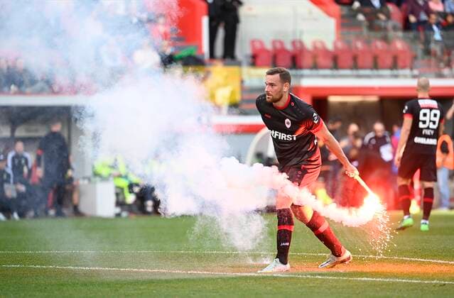 Bilder des Jahres, Sport 10 Oktober Sport Themen der Woche KW41 LIEGE, BELGIUM - OCTOBER 16 : illustration picture of fireworks with Janssen Vincent forward of Antwerp FC during the Jupiler Pro League match between Standard de Liege and Royal Antwerp FC on October 16, 2022 in Liege, Belgium, 16 10 2022 ( Standard de Liege v Royal Antwerp FC - Jupiler Pro League PhotoNews Panoramic 