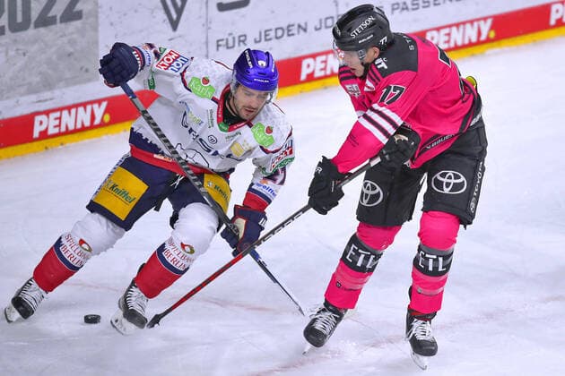 Sport Themen der Woche KW41 16.10.2022, Lanxess-Arena Köln, Eishockey, Penny DEL Saison 2022 2023, Kölner Haie - Eisbären Berlin: Giovanni Fiore von Eisbären Berlin kämpft gegen Jan-Luca Sennhenn von Kölner Haie um den Puck NRW Deutschland *** 16 10 2022, Lanxess Arena Cologne, ice hockey, penny DEL season 2022 2023, Kölner Haie Eisbären Berlin Giovanni Fiore of Eisbären Berlin fights Jan Luca Sennhenn of Kölner Haie for the puck NRW Germany