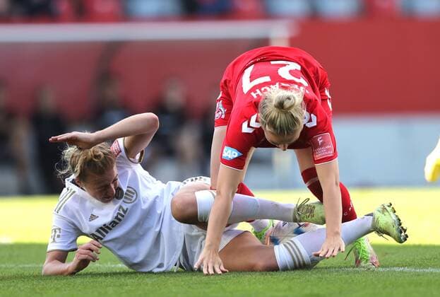 Koelns 27 UEBACH trips over Bayerns 30 Carolin SIMON Womens soccer, FC Bayern Koeln, on 16 10 2022 Womens soccer Bundesliga, FC Bayern München 1 FC Köln, 2022 2023 season, in Munich, F C B A Y E R N C A M P U S, Germany Source Copyright Credit Oryk HAIST xFRAUENFUSSBALL-MUENCHEN-KOELNx