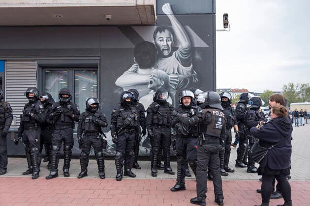 Bilder des Jahres, Sport 10 Oktober Sport Themen der Woche KW41 Polizeiaufgebot vor dem Stadion 14.10.22, Hamburg, FC St.Pauli vs. Hamburger SV, Fussball, GER, Saison 2022 2023, 2. Bundesliga, 12. Spieltag, DFL REGULATIONS PROHIBIT ANY USE OF PHOTOGRAPHS as IMAGE SEQUENCES and or QUASI-VIDEO. Â *** Police crowd outside the stadium 14 10 22, Hamburg, FC St Pauli vs Hamburger SV, football, GER, season 2022 2023, 2 Bundesliga, 12 matchday, DFL REGULATES PROHIBIT ANY USE OF PHOTOGRAPHS as IMAGE SEQUENCES and or QUASI VIDEO Â