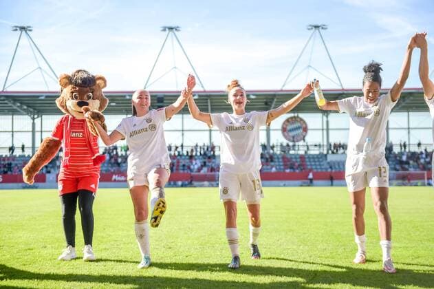 Sport Themen der Woche KW41 Sport Bilder des Tages Georgia Stanway (31 FC Bayern) , Lina Magull (16 FC Bayern München) , Tainara (13 FC Bayern) nach dem Flyeralarm Frauen-Bundesligaspiel FC Bayern München - 1.FC Köln n am 16.10.2022. München Bayern Campus Bayern Deutschland *** Georgia Stanway 31 FC Bayern , Lina Magull 16 FC Bayern Munich , Tainara 13 FC Bayern after the Flyeralarm womens Bundesliga match FC Bayern Munich 1 FC Köln n on 16 10 2022 Munich Bayern Campus Bayern Germany
