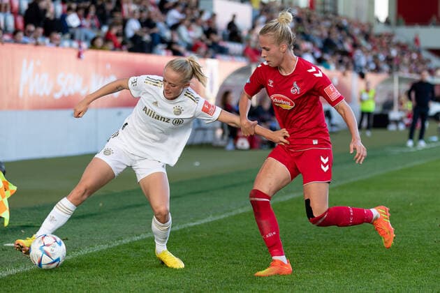 Lea Schueller FC Bayern Muenchen women, 11 fighting for the ball with Celina Degen 1 FC Koeln, 5 FC Bayern Muenchen women vs 1 FC Koeln, Football, Womens Bundesliga, Matchday 4, Season 2022 2023, 16 10 2022 DFL DFB REGULATES PROHIBIT ANY USE OF PHOTOGRAPHS as IMAGE SEQUENCES and or QUASI VIDEO FC Bayern Muenchen Women vs 1 FC Koeln, Football, Womens Bundesliga, Matchday 4, Season 2022 2023, 16 10 2022 Muenchen Copyright: xEibner-Pressefoto HeikexFeinerx EP_HFR
