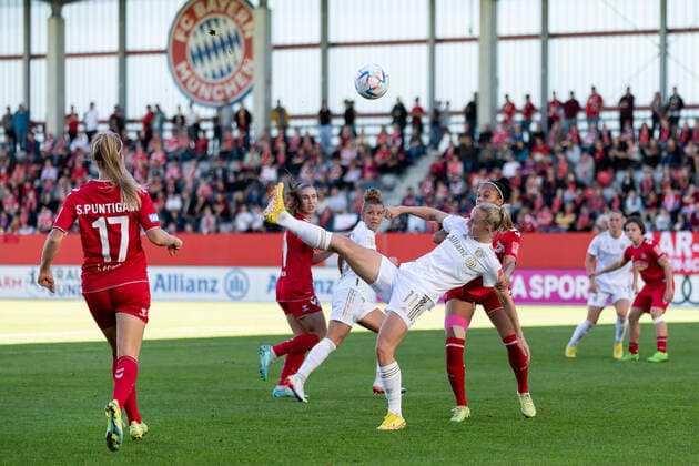 Lea Schueller FC Bayern Muenchen women, 11 trying to succeed with a back-pull FC Bayern Muenchen women vs. 1 FC Koeln, soccer, womens Bundesliga, 4 match day, season 2022 2023, 16 10 2022 DFL DFB REGULATES PROHIBIT ANY USE OF PHOTOGRAPHS as IMAGE SEQUENCES and or QUASI VIDEO FC Bayern Muenchen women vs. 1 FC Koeln, soccer, womens Bundesliga, 4 match day, season 2022 2023, 16 10 2022 Muenchen Copyright: xEibner-Pressefoto HeikexFeinerx EP_HFR
