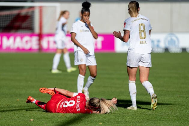 Mandy Islacker 1 FC Koeln, 8 injured on the ground, right Maximiliane Rall FC Bayern Muenchen Frauen, 8 FC Bayern Muenchen Frauen vs 1 FC Koeln, Football, Womens Bundesliga, Matchday 4, Season 2022 2023, 16 10 2022 DFL DFB REGULATES PROHIBIT ANY USE OF PHOTOGRAPHS as IMAGE SEQUENCES and or QUASI VIDEO FC Bayern Muenchen Women vs 1 FC Koeln, Football, Womens Bundesliga, 4 Matchday, Season 2022 2023, 16 10 2022 Muenchen Copyright: xEibner-Pressefoto HeikexFeinerx EP_HFR