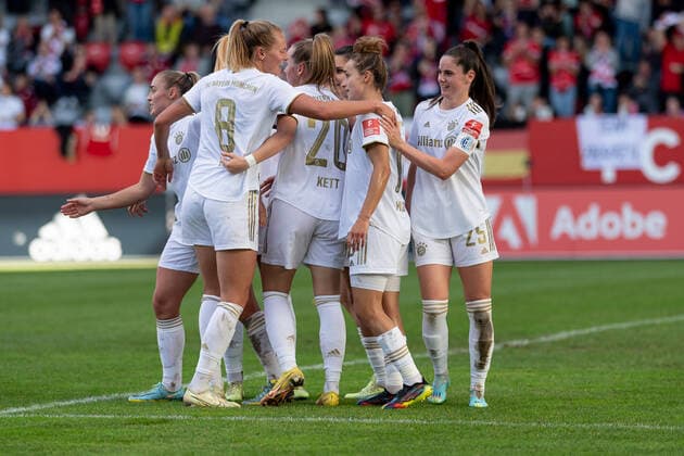 Linda Dallmann FC Bayern Muenchen Frauen, 10 , Maximiliane Rall FC Bayern Muenchen Frauen, 8 , Franziska Kett FC Bayern Muenchen Frauen, 20 , Jovana Damnjanovic FC Bayern Muenchen Frauen, 9 and Sarah Zadrazil FC Bayern Muenchen Frauen, 25 cheer with Lina Magull FC Bayern Muenchen Frauen, 16 whose goal to 4 0 final score FC Bayern Muenchen Women vs 1 FC Koeln, Football, Womens Bundesliga, Matchday 4, Season 2022 2023, 16 10 2022 DFL DFB REGULATES PROHIBIT ANY USE OF PHOTOGRAPHS as IMAGE SEQUENCES and or QUASI VIDEO FC Bayern Muenchen Women vs 1 FC Koeln, Football, Womens Bundesliga, Matchday 4, Season 2022 2023, 16 10 2022 Muenchen Copyright: xEibner-Pressefoto HeikexFeinerx EP_HFR