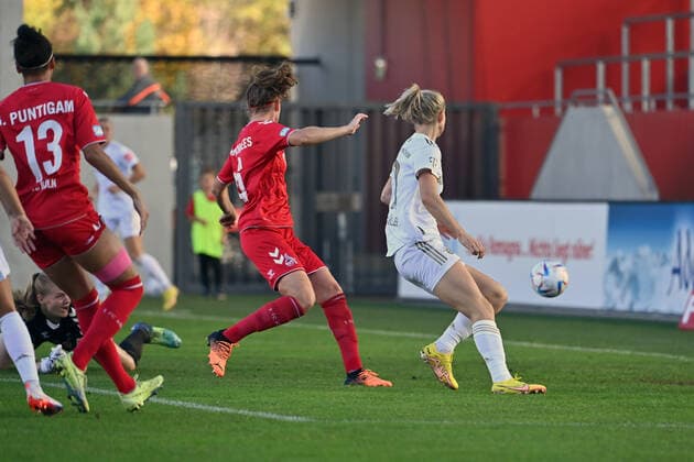 Goal to 0 2,Own goal from Myrther MOOREES K , re Lea SCHUELLER FCB Football Flyeralarm Bundesliga womens season 2022 2023, 4 matchday, matchday04, FC Bayern Muenchen 1 FC Koeln 4 0 on 16 10 2022, FC Bayern Campus