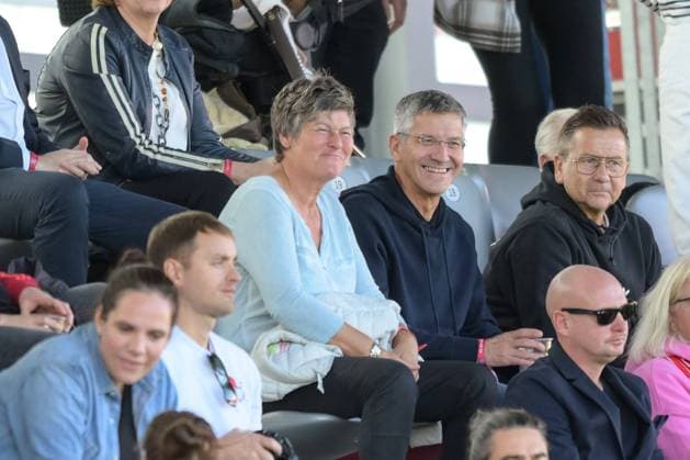 Soccer, Womens Bundesliga, 20221016, FC Bayern München 1 FC Köln In picture Manager of FC Bayern München Karin DANNER and President of FC Bayern München e V Herbert HAINER on stand Munich FC Bayern Campus Bayern Germany Copyright: Passion2Press MarkusxFischerx