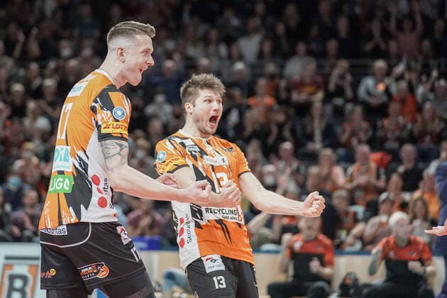 Bilder des Jahres, Sport 10 Oktober Sport Themen der Woche KW41 Berlin, Deutschland 16. Oktober 2022: 1. VBL - 2022 2023 - Berlin Recycling Volleys vs. VfB Friedrichshafen Jubel der Berliner : v.li.: Marek Sotola (BR Volleys), Ruben Schott (BR Volleys) Max Schmeling-Halle Berlin *** Berlin, Germany 16 October 2022 1 VBL 2022 2023 Berlin Recycling Volleys vs VfB Friedrichshafen Cheers of the Berliners from left Marek Sotola BR Volleys , Ruben Schott BR Volleys Max Schmeling Halle Berlin Copyright: xFotostandx xReuhlx