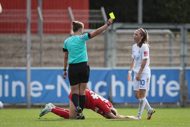 1. Frauen-Bundesliga; Bayer 04 Leverkusen vs. SV Meppen, 16.10.2022 Gelb fuer Lisa Josten (SV Meppen 10) waehrend der Begegnung Bayer 04 Leverkusen gegen den SV Meppen an Spieltag 4 der Flyeralarm Frauen-Fussball-Bundesliga am 16.10.2022 im Ulrich-Haberland-Stadion in Leverkusen (Nordrhein-Westfalen). DFL REGULATIONS PROHIBIT ANY USE OF PHOTOGRAPHS AS IMAGE SEQUENCES AND OR QUASI-VIDEO. *** 1 Women Bundesliga Bayer 04 Leverkusen vs SV Meppen, 16 10 2022 Yellow for Lisa Josten SV Meppen 10 during the match Bayer 04 Leverkusen vs SV Meppen on matchday 4 of the Flyeralarm Womens Bundesliga on 16 10 2022 at Ulrich Haberland Stadion in Leverkusen North Rhine Westphalia DFL REGULATIONS PROHIBIT ANY USE OF PHOTOGRAPHS AS IMAGE SEQUENCES AND OR QUASI VIDEO Copyright: xBEAUTIFULxSPORTS AxelxKohringx