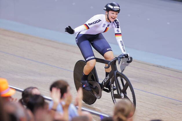 Bilder des Jahres, Sport 10 Oktober Sport Themen der Woche KW41 Sport Bilder des Tages Picture by Alex Whitehead SWpix.com - 16 10 2022 - Cycling - 2022 Tissot UCI Track World Championships - Saint-Quentin-en-Yvelines Velodrome, France - Women s Keirin Final 1-6 - Lea Sophie Friedrich of Germany after taking the victory 2022 UCI Track World Championships SWP-1875-0765